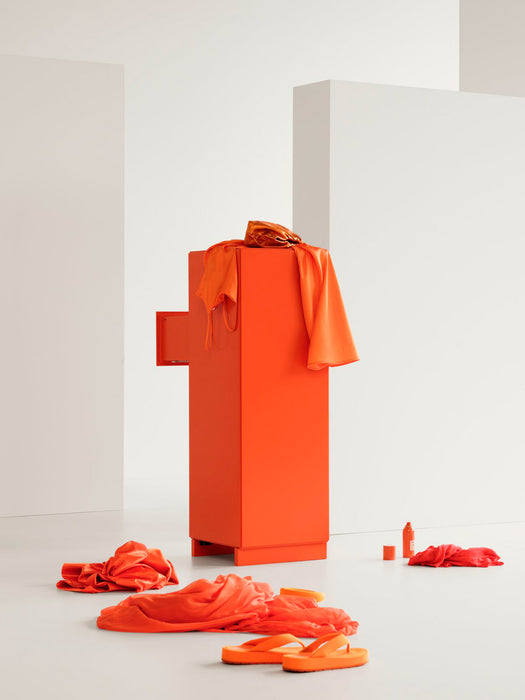 Cómoda alta Relief con patas