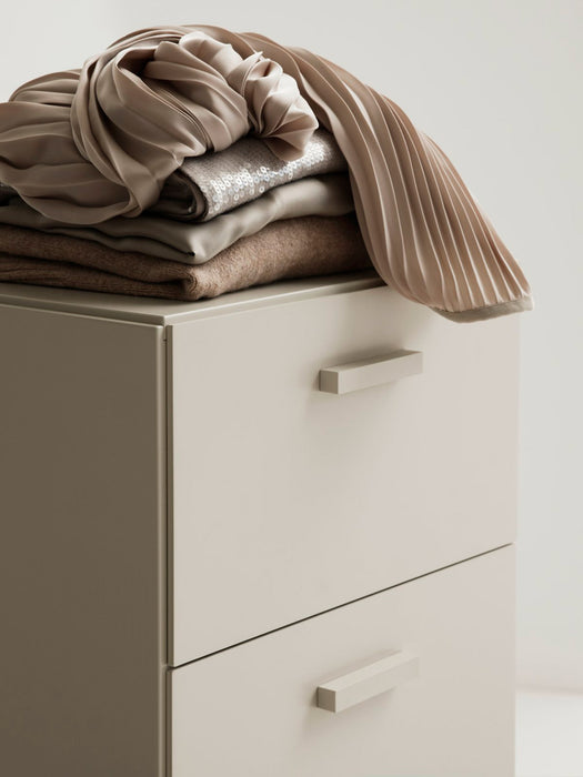 Cómoda alta Relief con patas