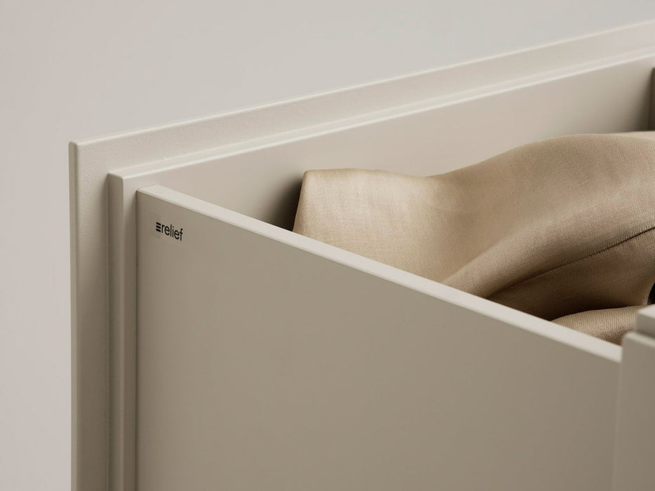 Cómoda alta Relief con patas