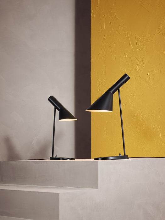 Lámpara de mesa AJ de Louis Poulsen