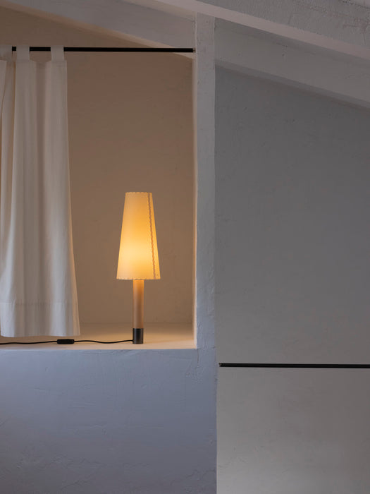 Basic M2 table lamp de Santa & Cole