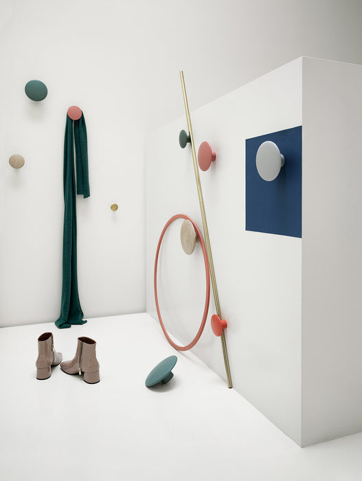The Dots Metal Coat Rack de Muuto