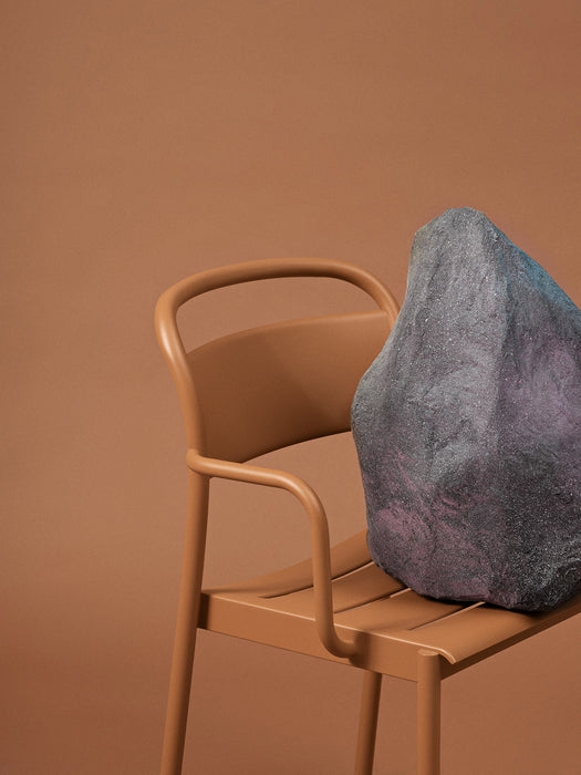 Linear Steel Chair with arms de Muuto