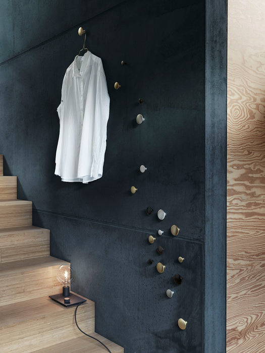 The Dots Metal Coat Rack de Muuto