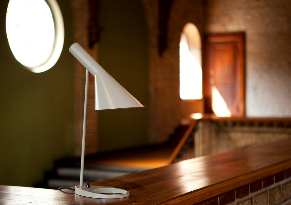 Lámpara de mesa AJ de Louis Poulsen