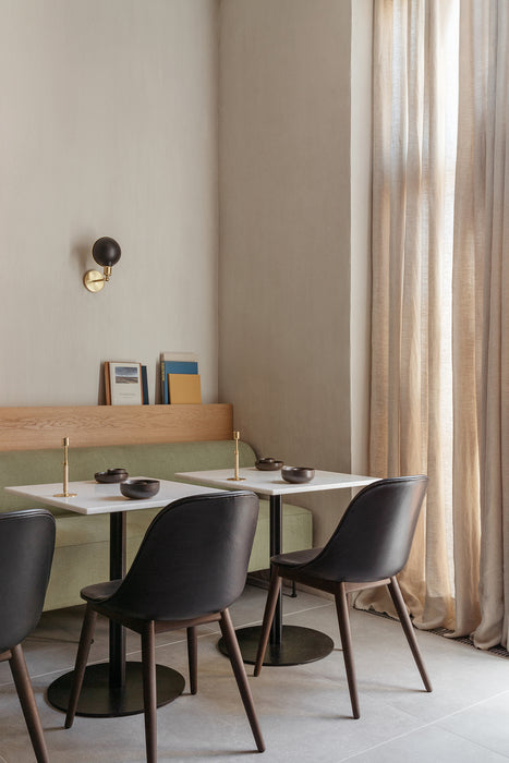 Silla Harbour Tapizada con Base Roble