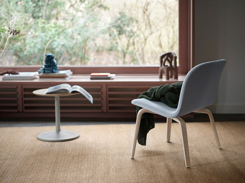 Silla Soft de Muuto en un espacio de lectura junto a ventana, con luz natural y mobiliario escandinavo.